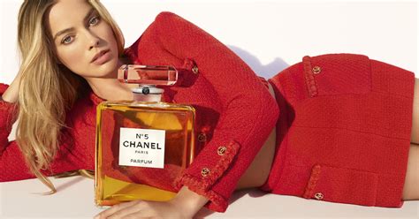 chanel n 5 anuncio|Campaña CHANEL N°5 con Margot Robbie: ¡Nos vemos a las 5!.